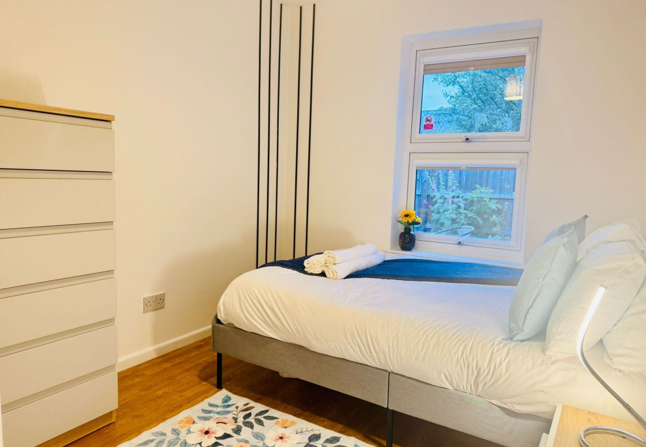 Bungalow in Cambridge - Peridot House